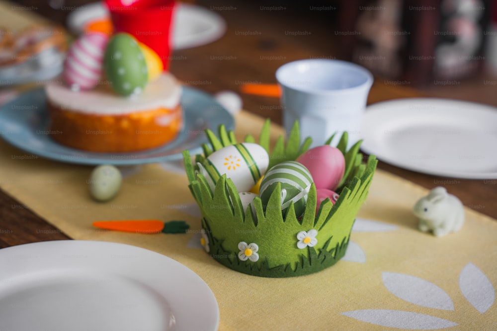 uma mesa coberta com pratos e xícaras cheias de comida