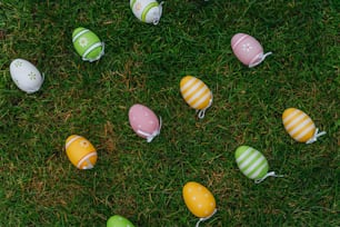 Un groupe d’œufs de Pâques assis au sommet d’un champ verdoyant