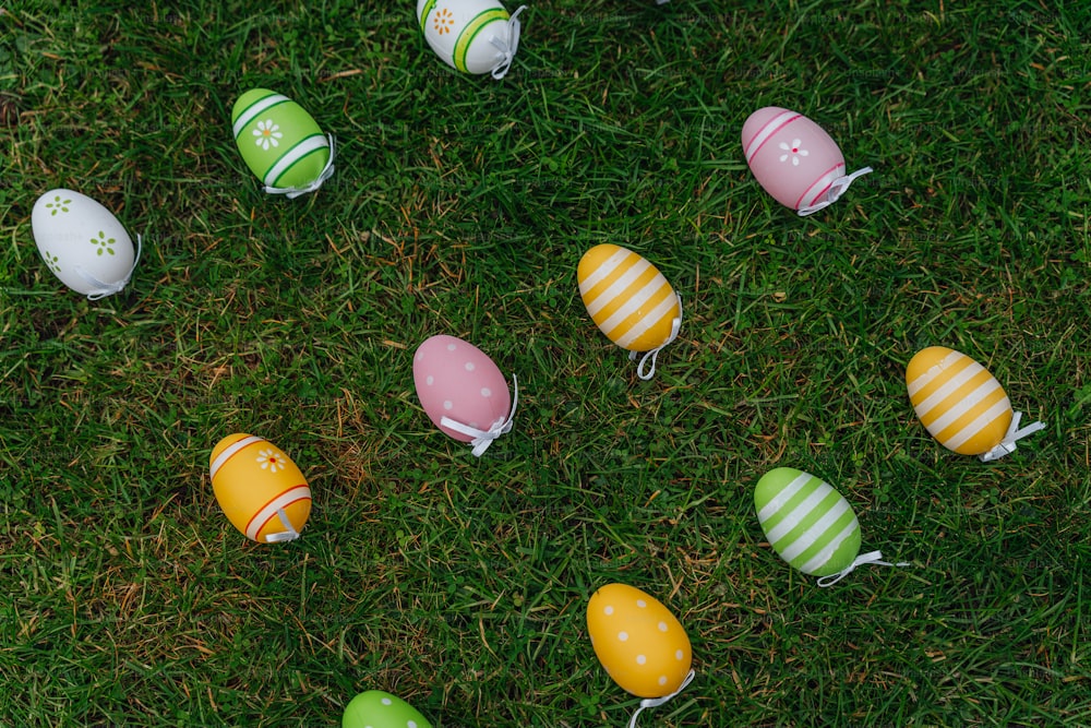 um grupo de easter eggs sentados no topo de um campo verde exuberante
