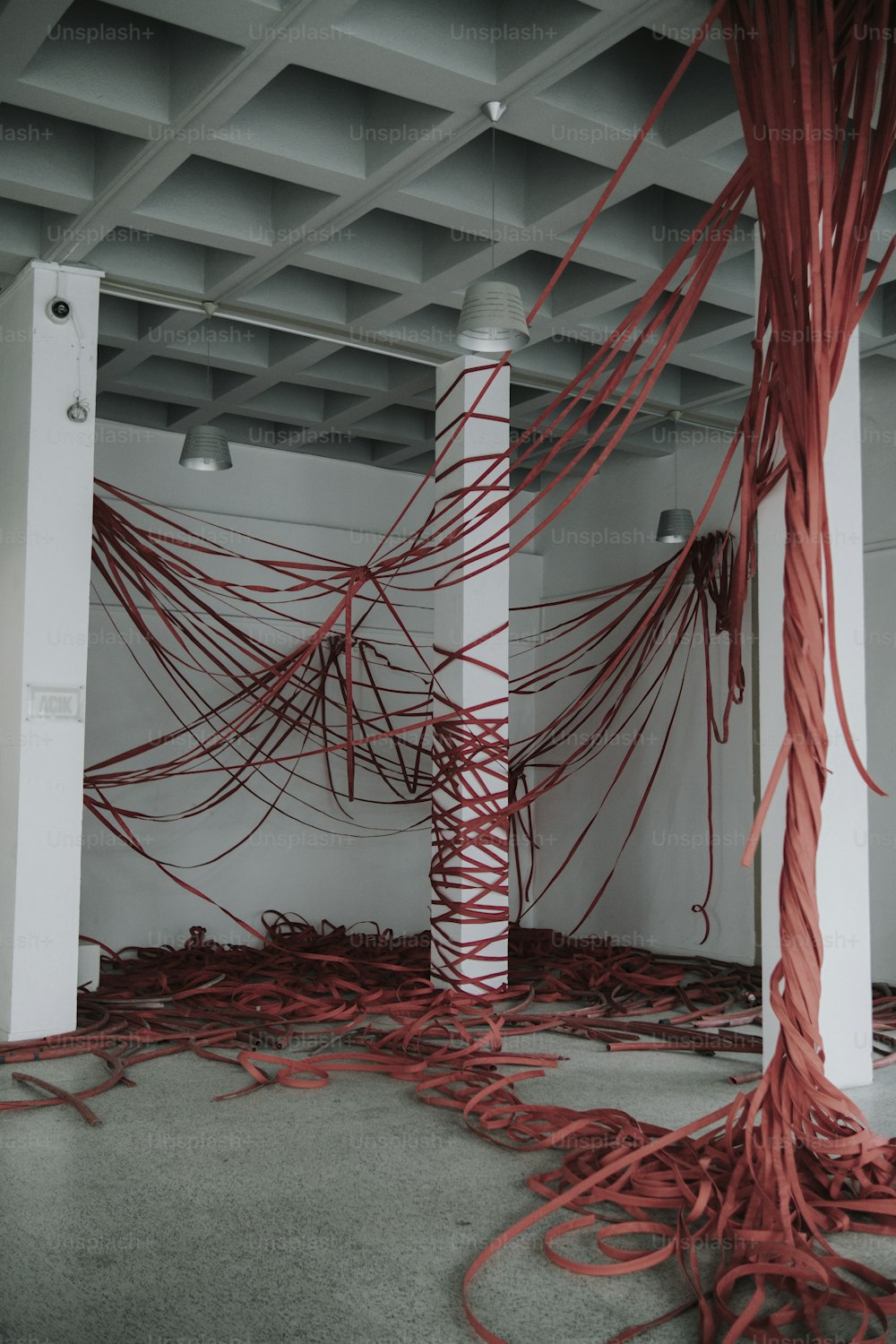 um monte de fios estão emaranhados em uma sala