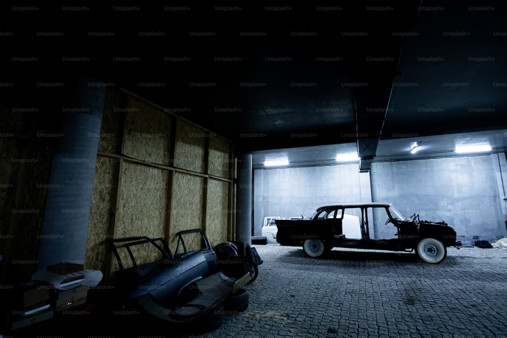 Ein schwarzer Lastwagen parkt in einer Garage neben einer Mauer