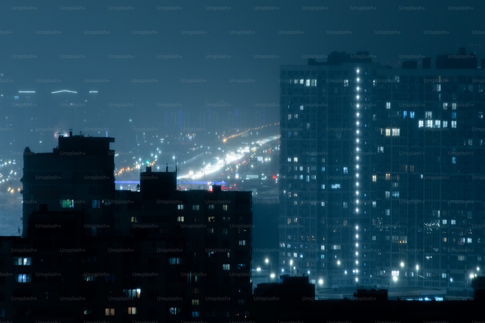 Ein Blick auf eine Stadt bei Nacht von der Spitze eines Gebäudes