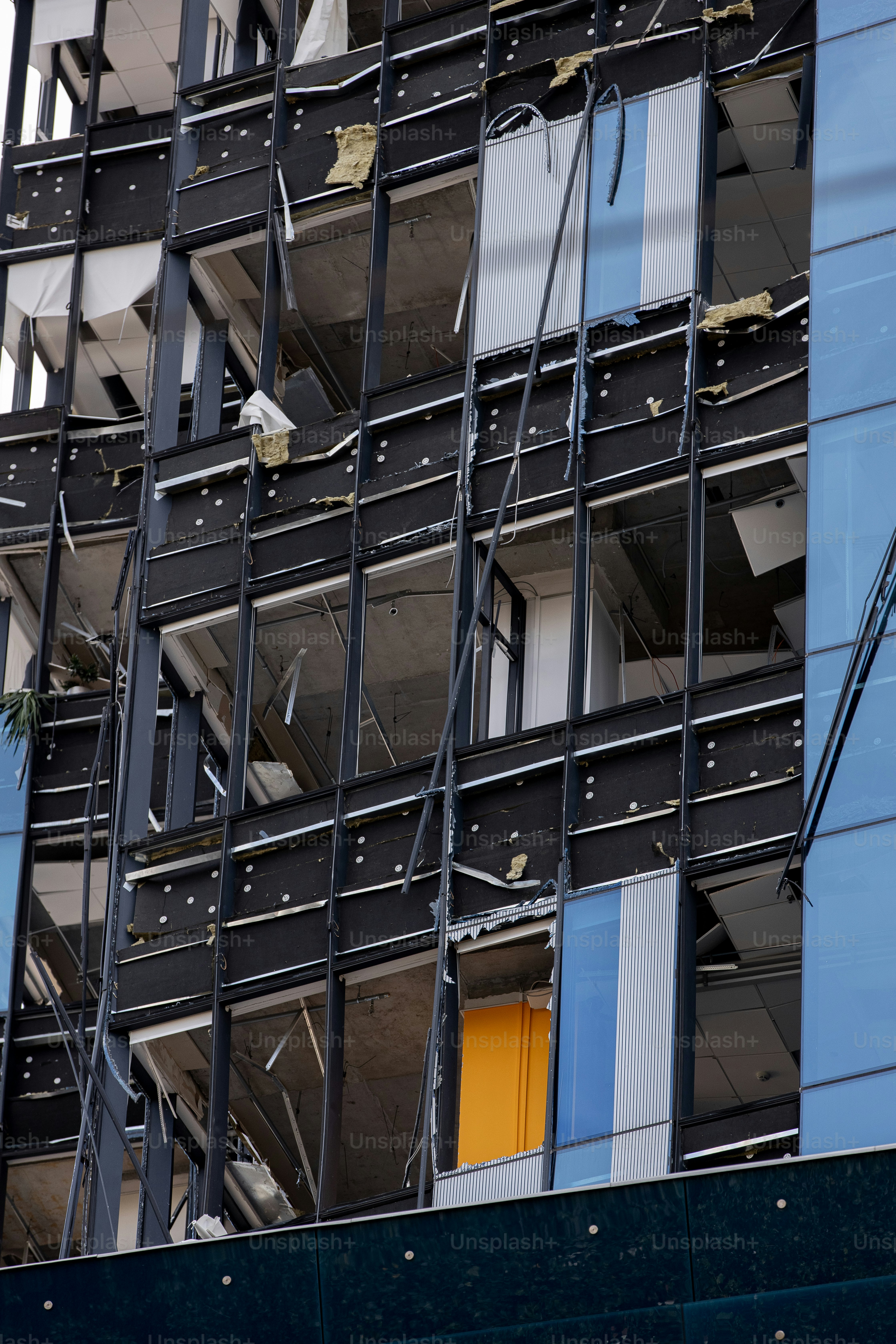Un edificio muy alto con un montón de ventanas