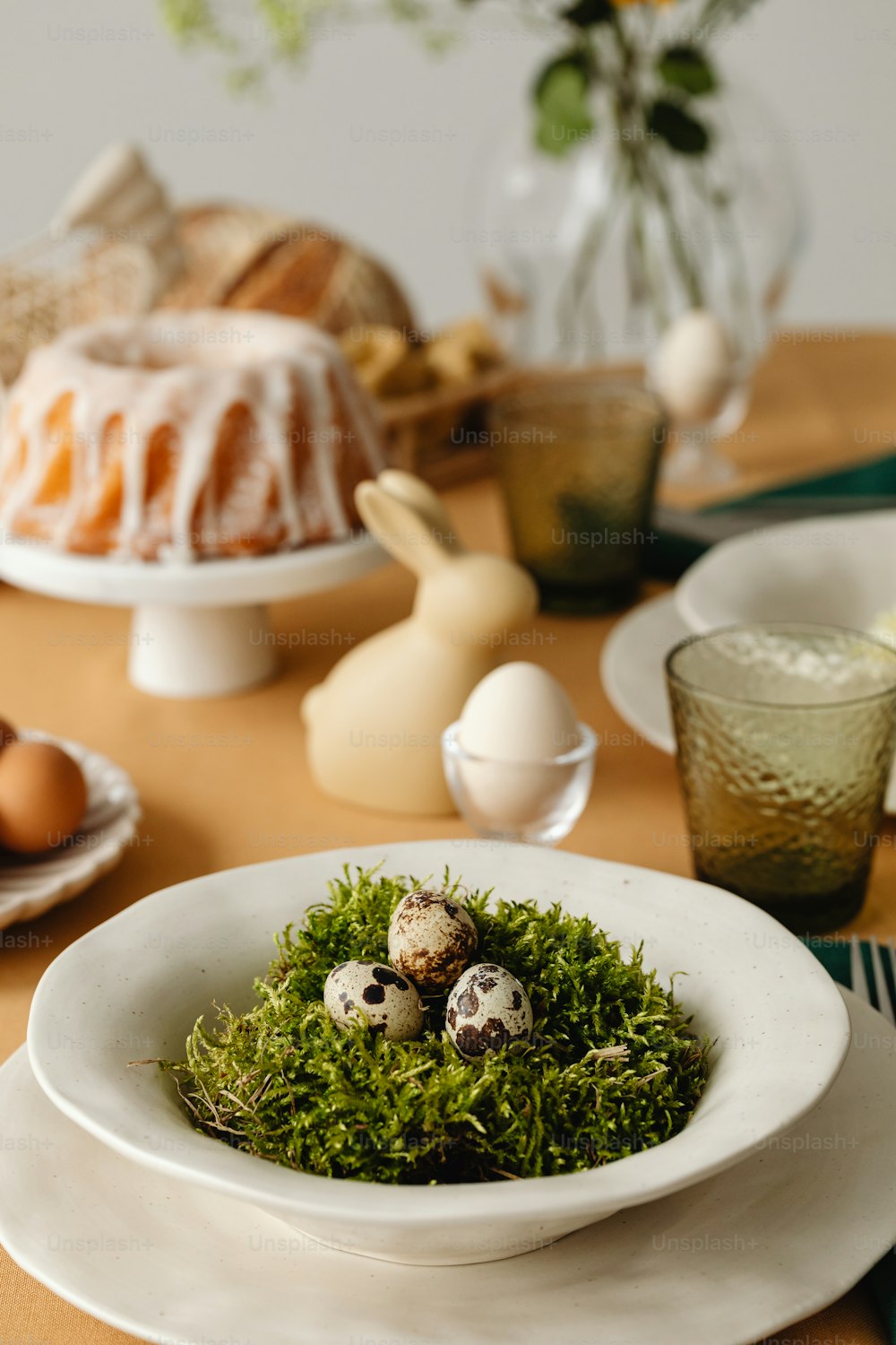Una mesa cubierta con un cuenco lleno de musgo verde