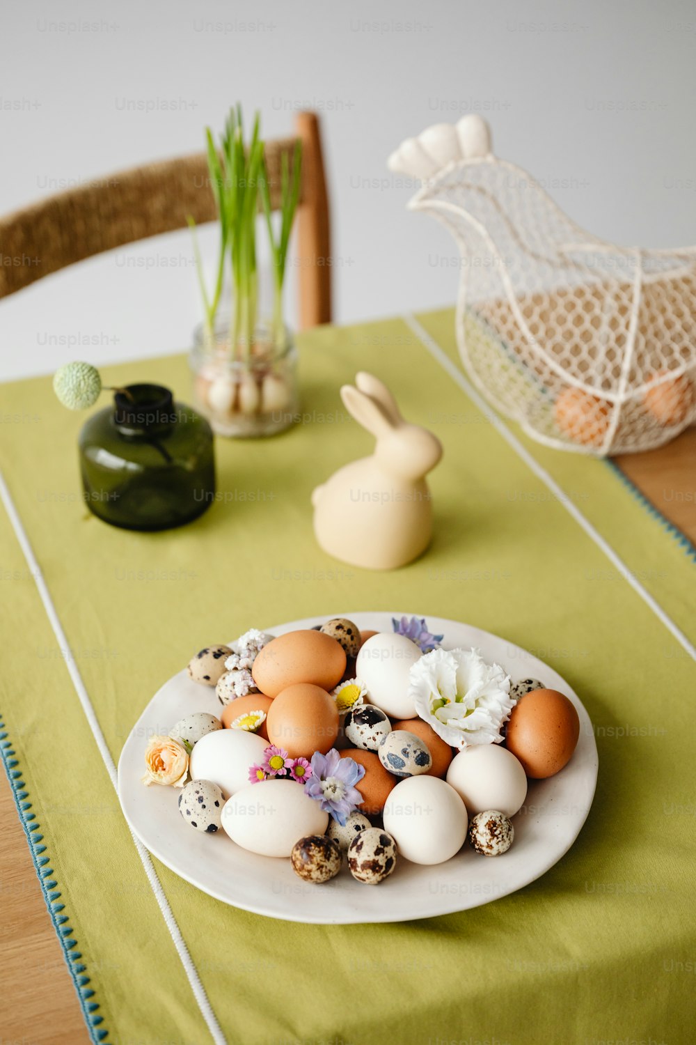 テーブルの上に座っている卵のプレート