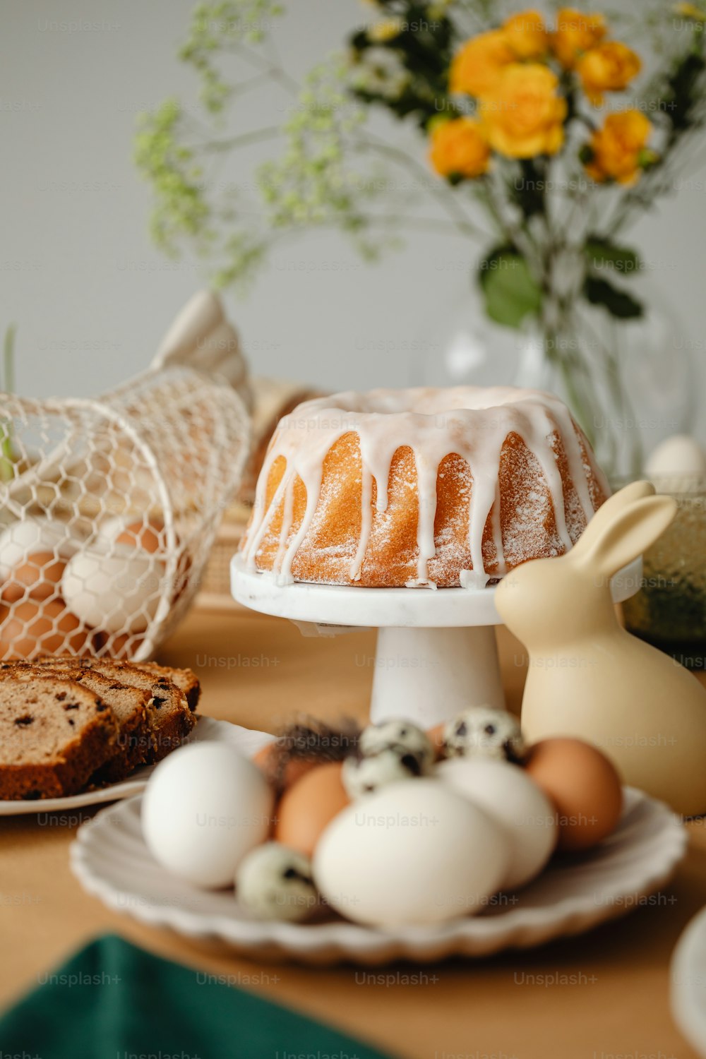 Un pastel bundt sentado encima de un plato blanco