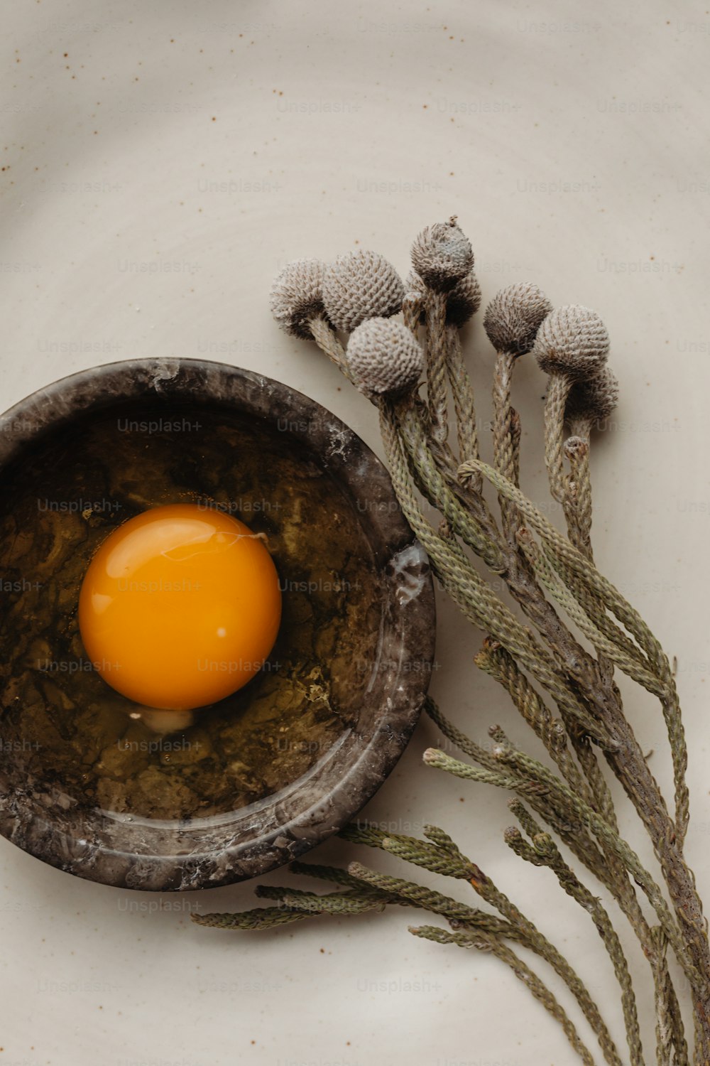 Un huevo está en un tazón en un plato