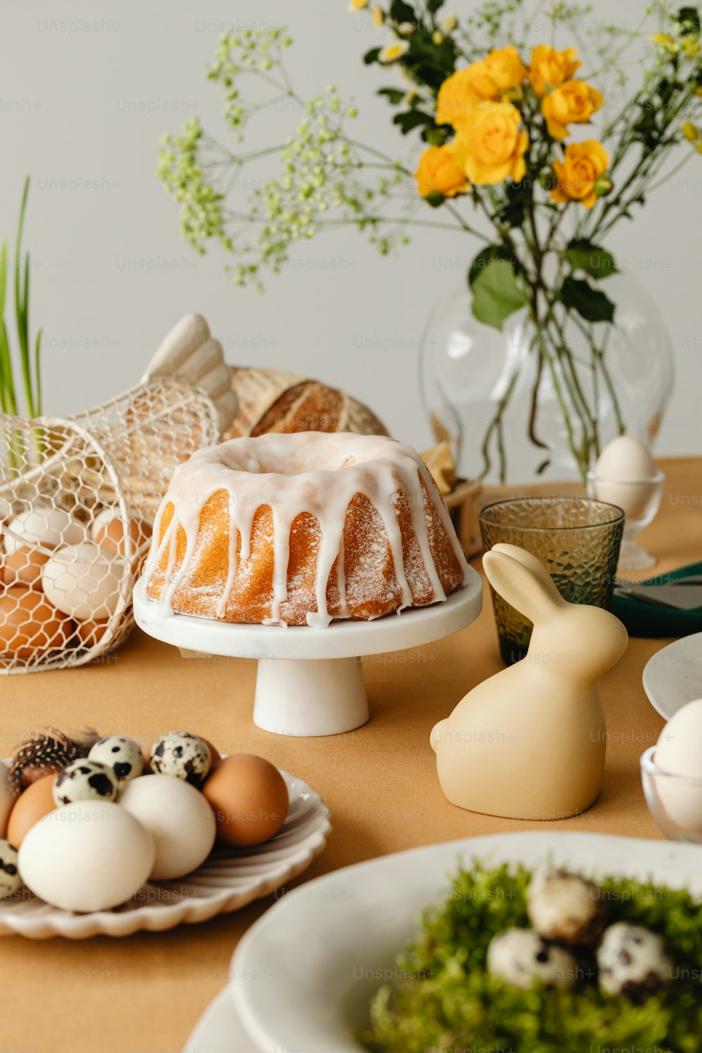Una mesa cubierta con un pastel bundt cubierto de glaseado