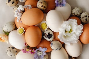 テーブルの上の卵と花の束