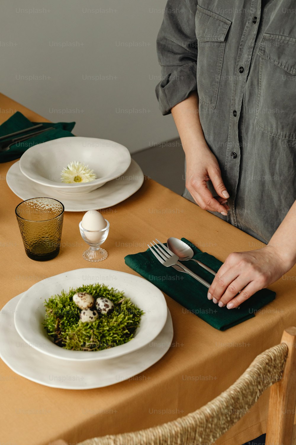 Una persona parada en una mesa con un plato de comida