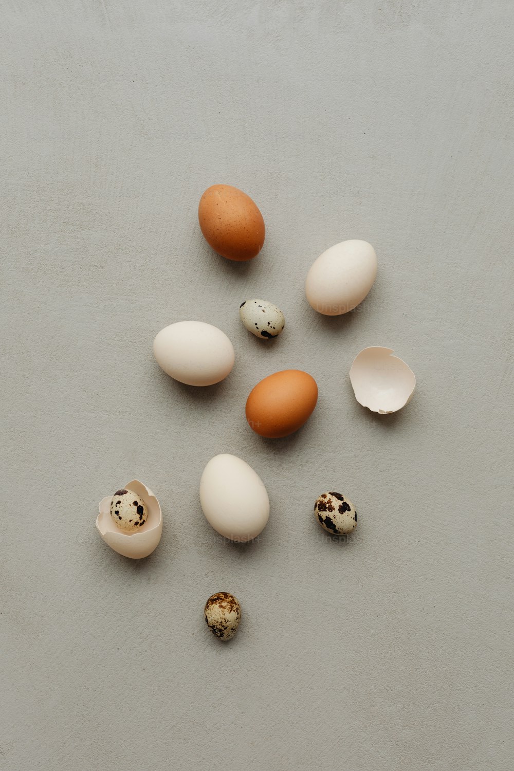 un gruppo di uova sedute sopra un tavolo