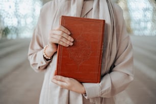 Eine Frau mit einem braunen Buch in den Händen