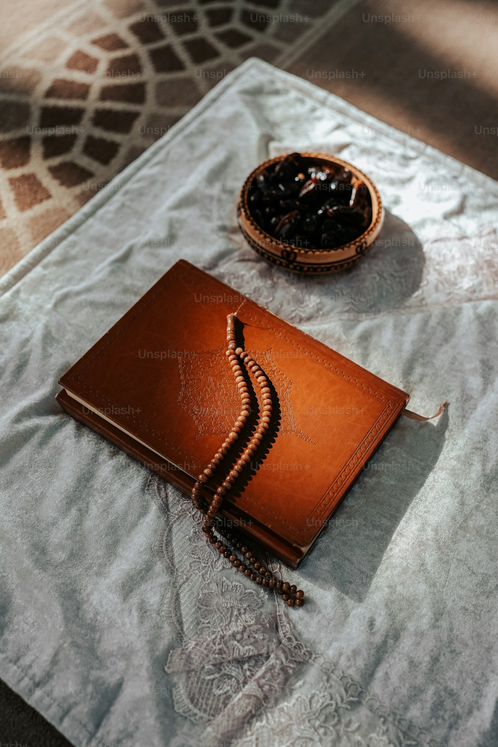 un livre brun posé sur une table