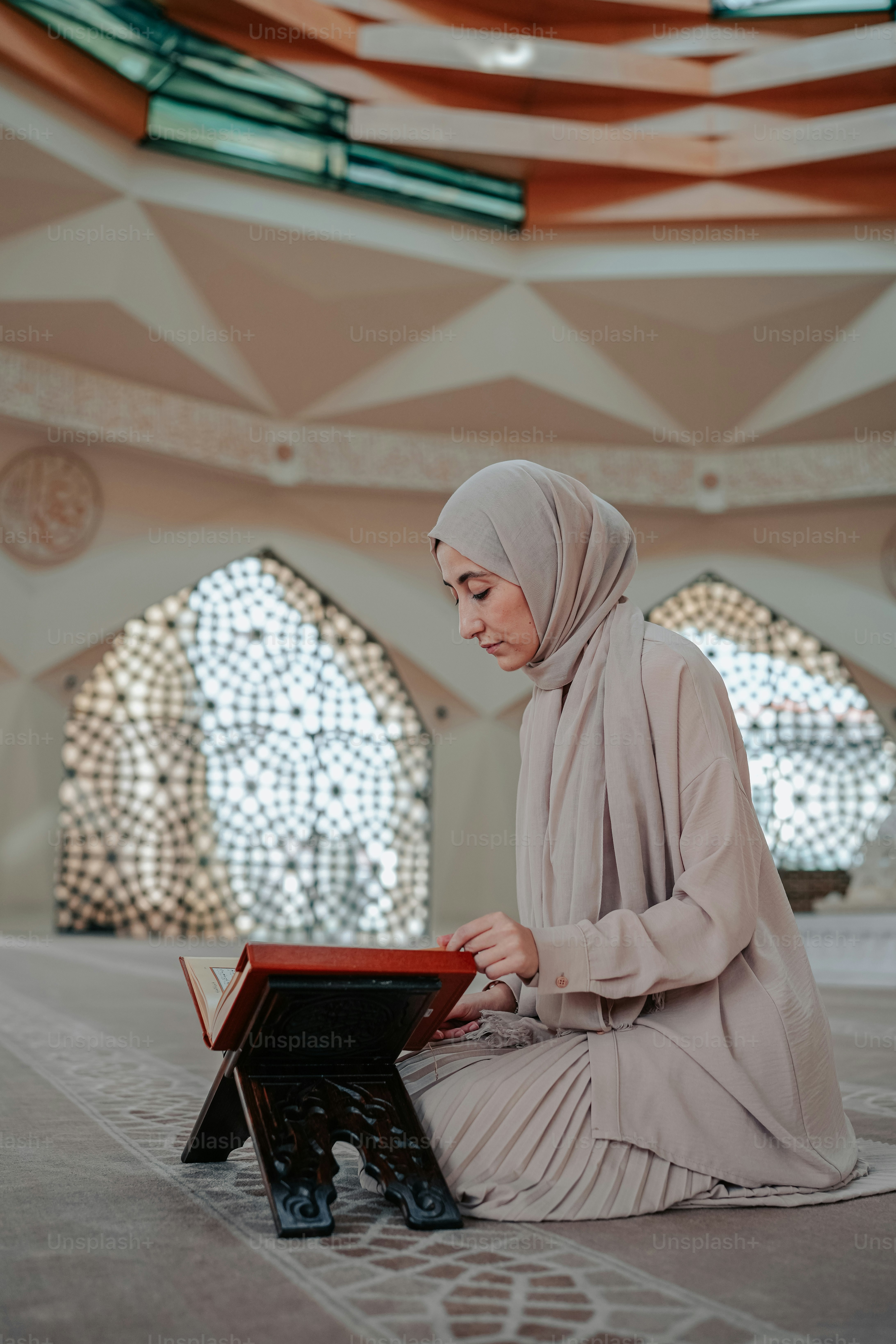 seorang wanita duduk di lantai membaca buku