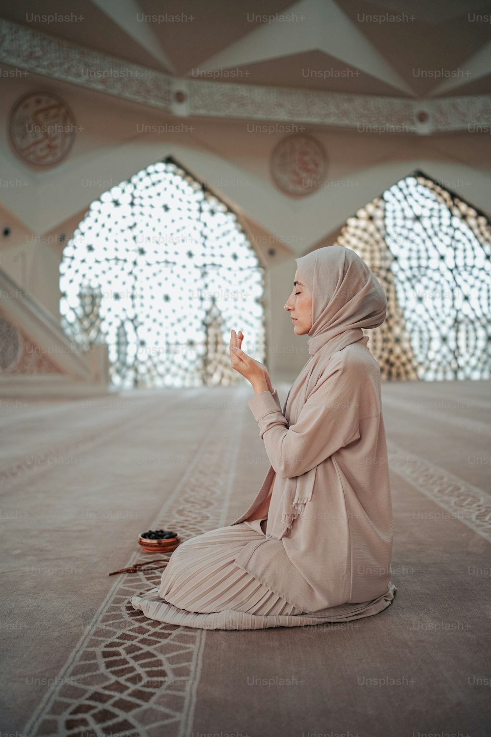 Eine Frau sitzt auf dem Boden und betet