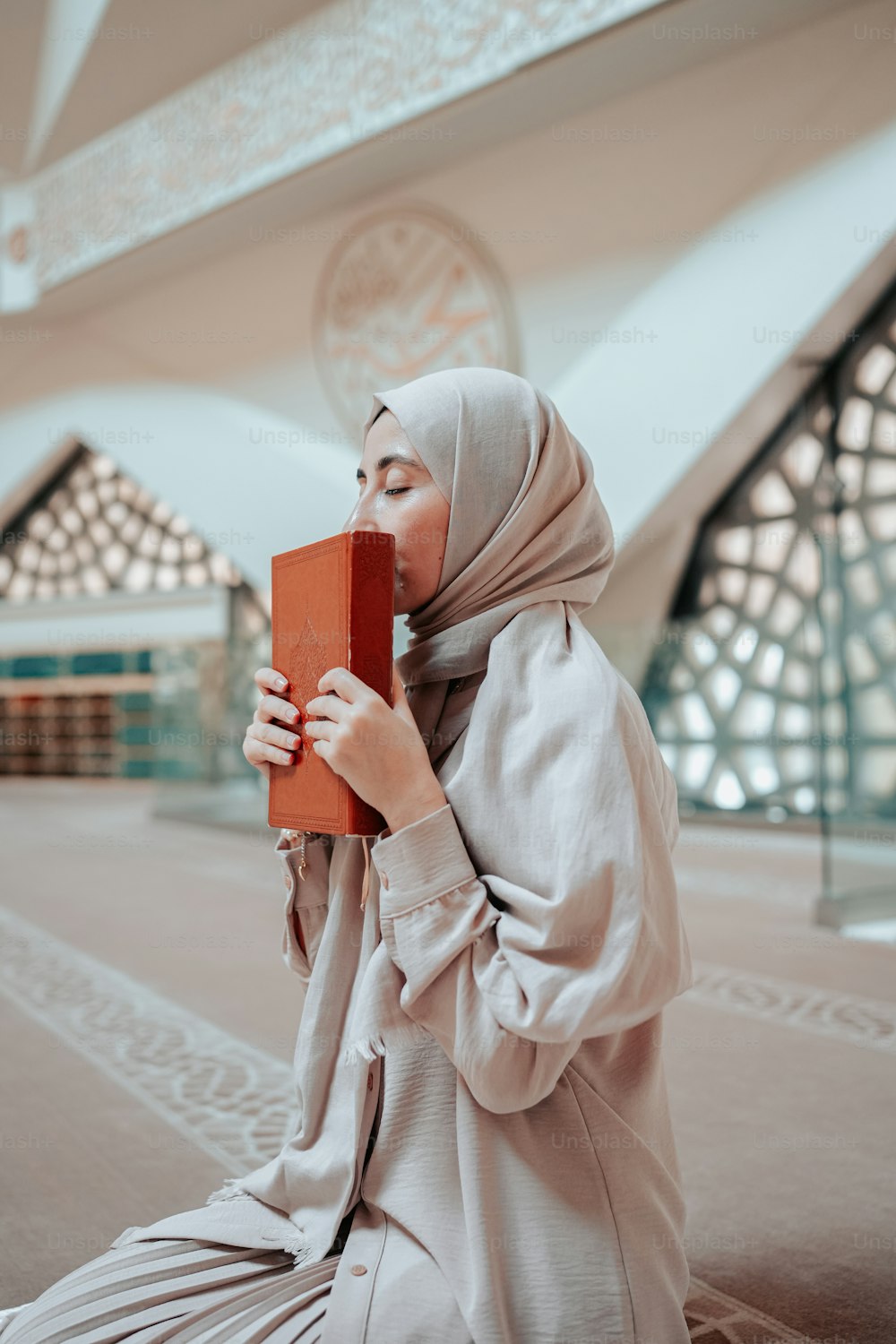 Una mujer con hiyab está leyendo un libro