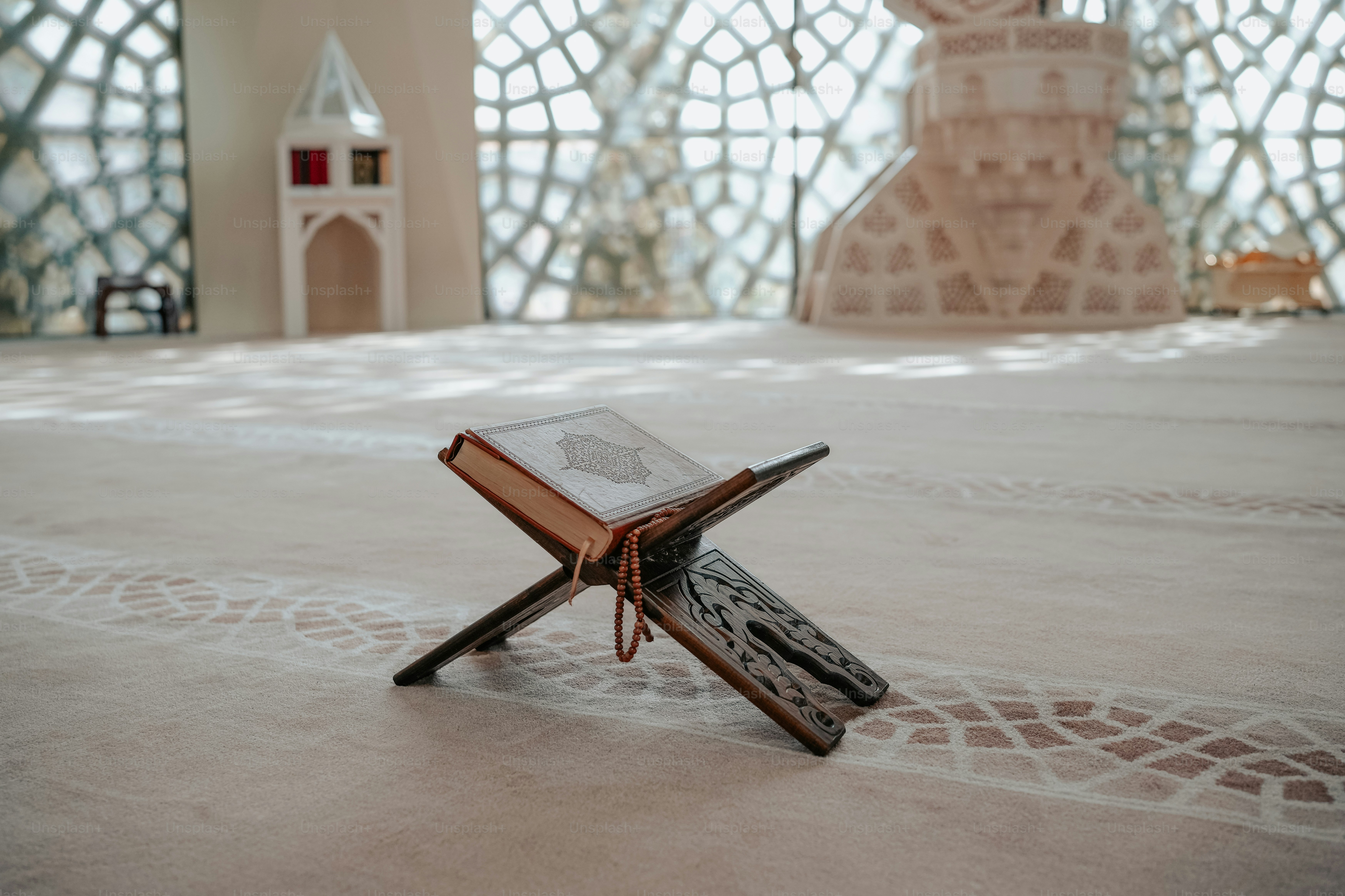 Un libro abierto sentado encima de una cruz de madera