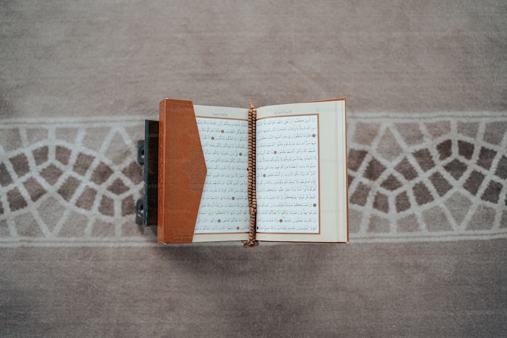 Un livre ouvert avec des écrits en arabe dessus