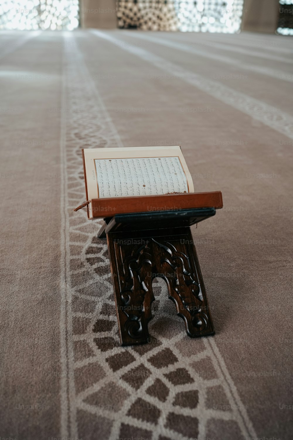 Un libro abierto sentado encima de un taburete de madera