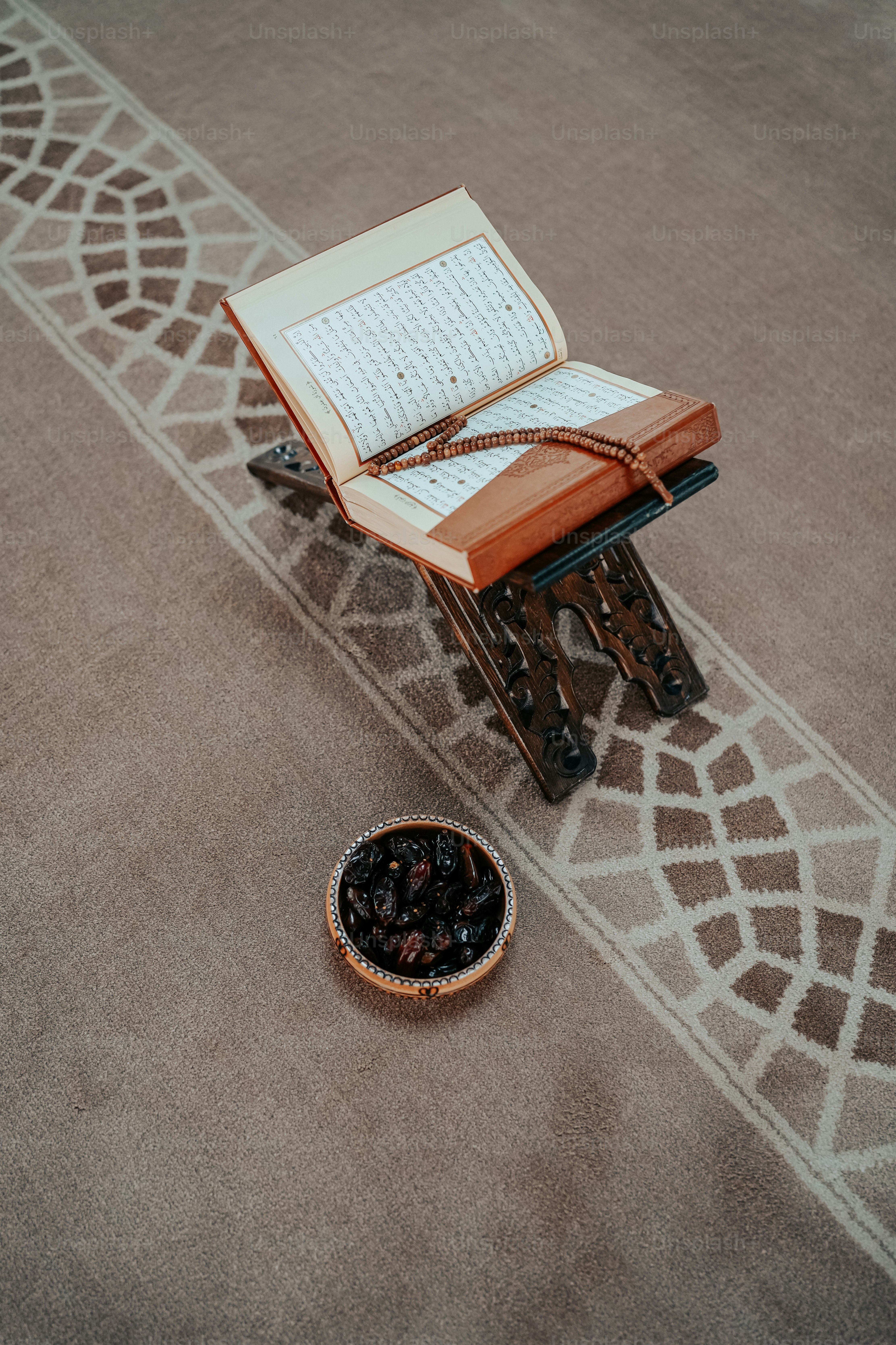 un livre ouvert et un bol de raisins secs sur le sol