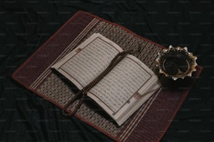 um livro aberto sentado em cima de um tapete
