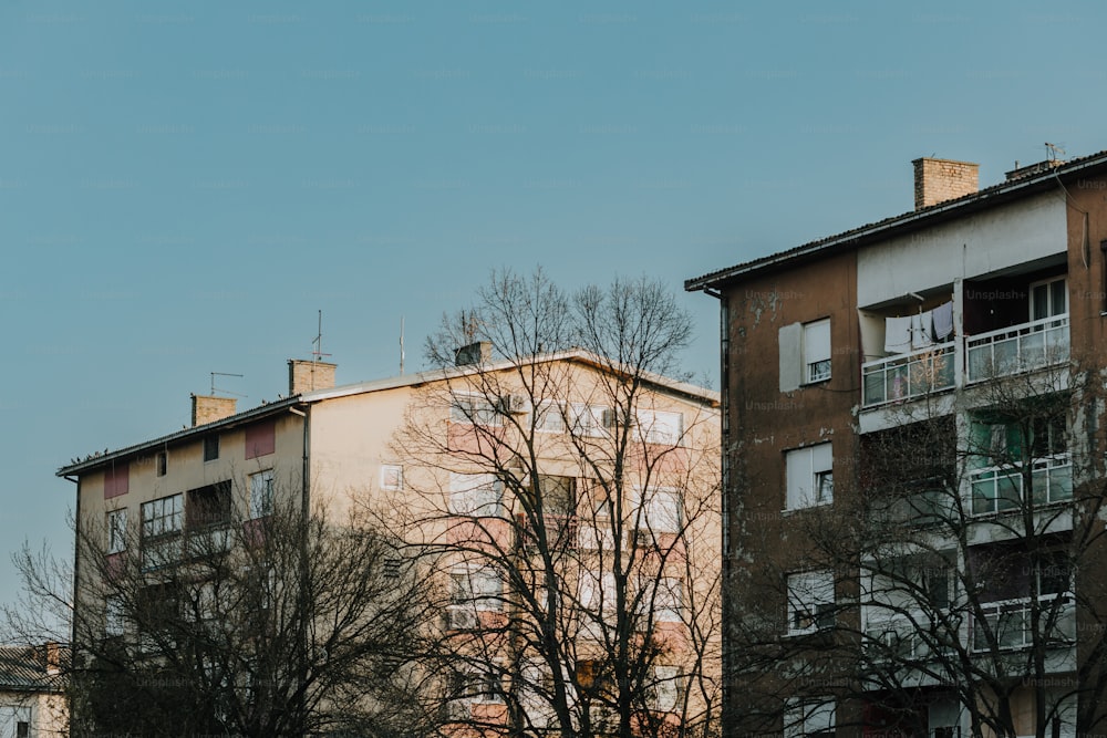 ein paar hohe Gebäude sitzen nebeneinander