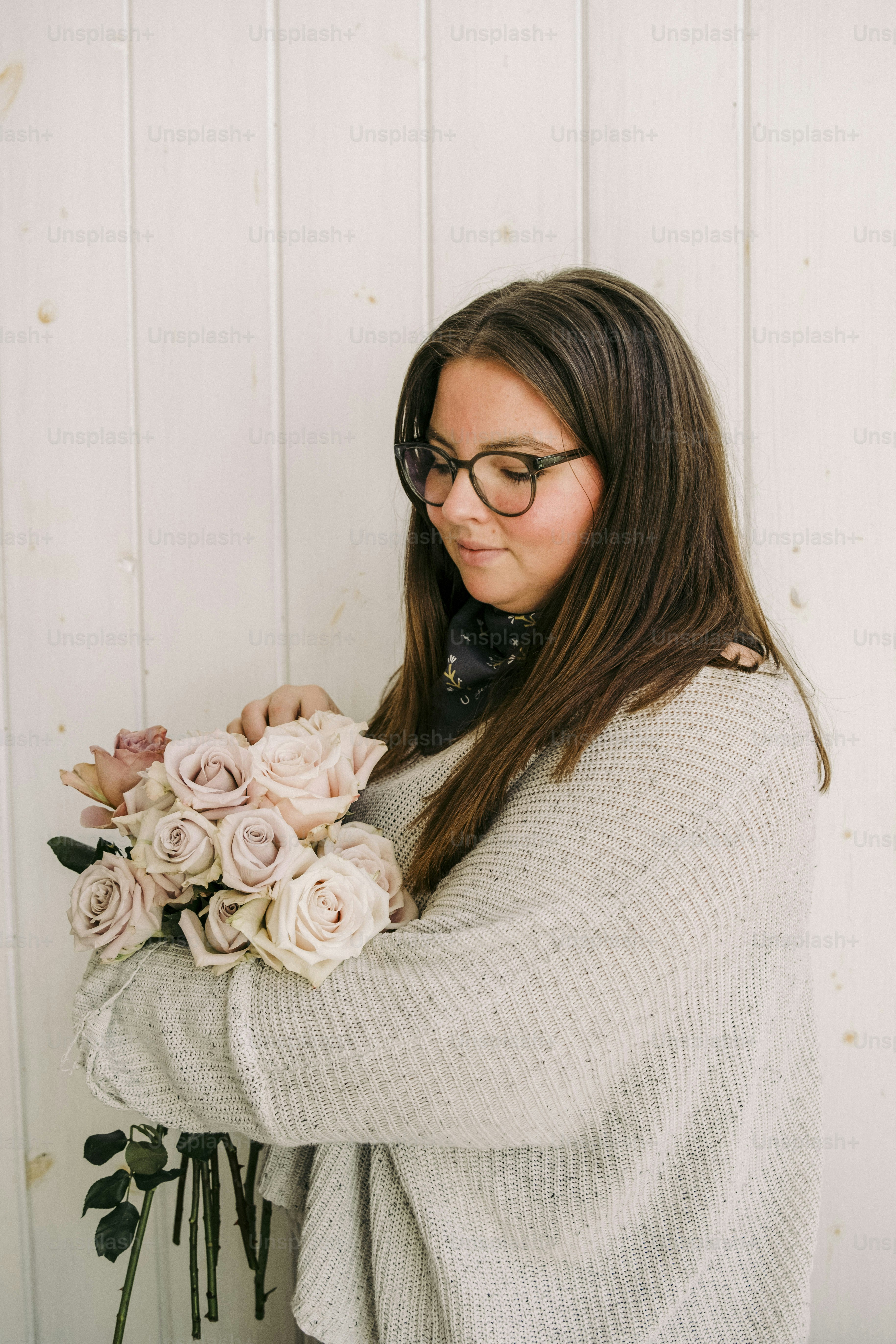 A woman holding a bouquet of flowers in her hands photo – Flowers Image ...