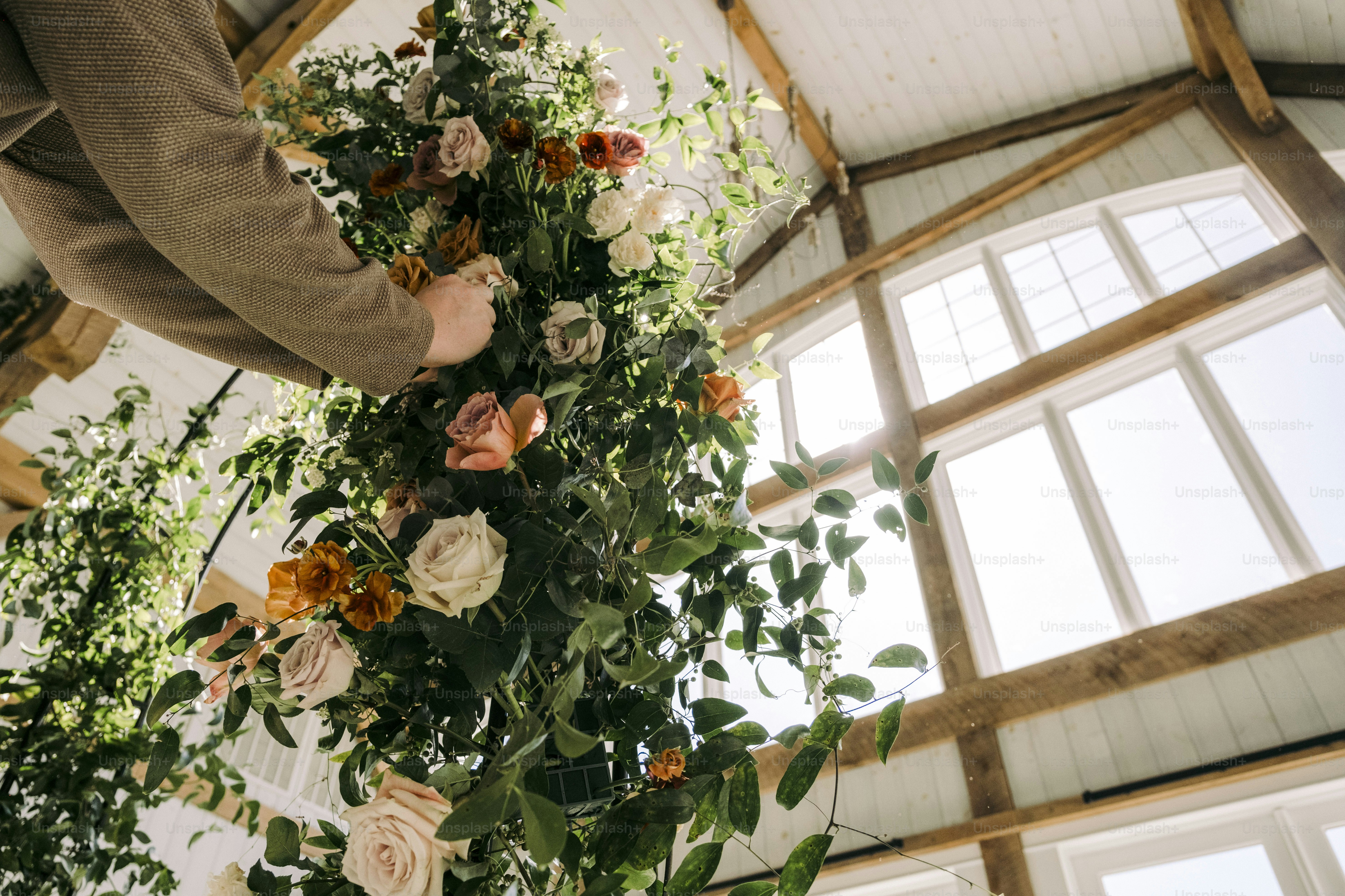 eine Person, die einen Blumenstrauß in der Hand hält