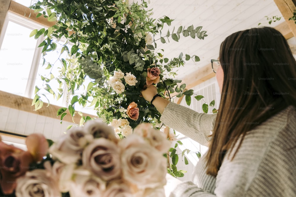 Eine Frau arrangiert Blumen in einem Raum