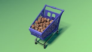 Un carrito de compras azul lleno de papas sobre un fondo verde