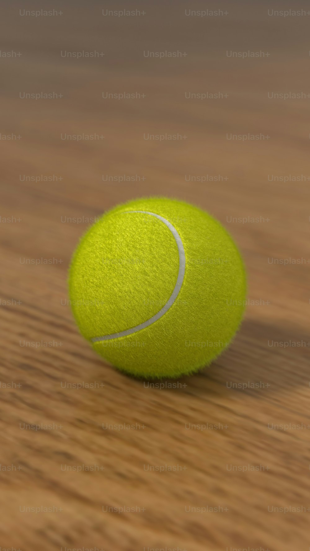 Una pelota de tenis sentada encima de una mesa de madera