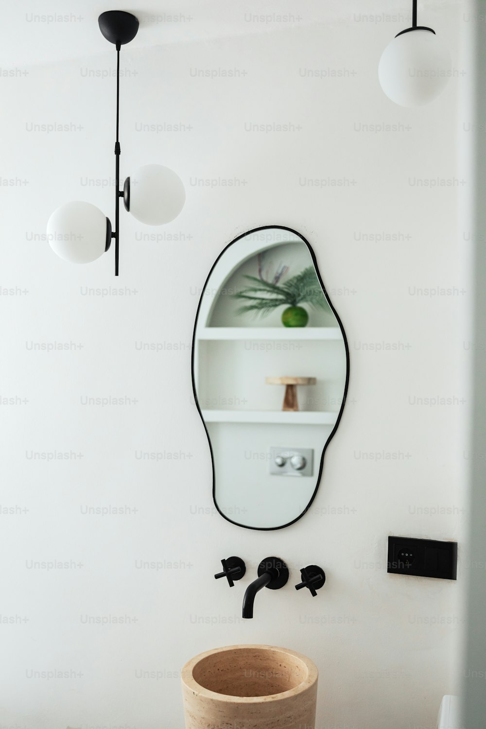 un cuarto de baño con lavabo y espejo en la pared