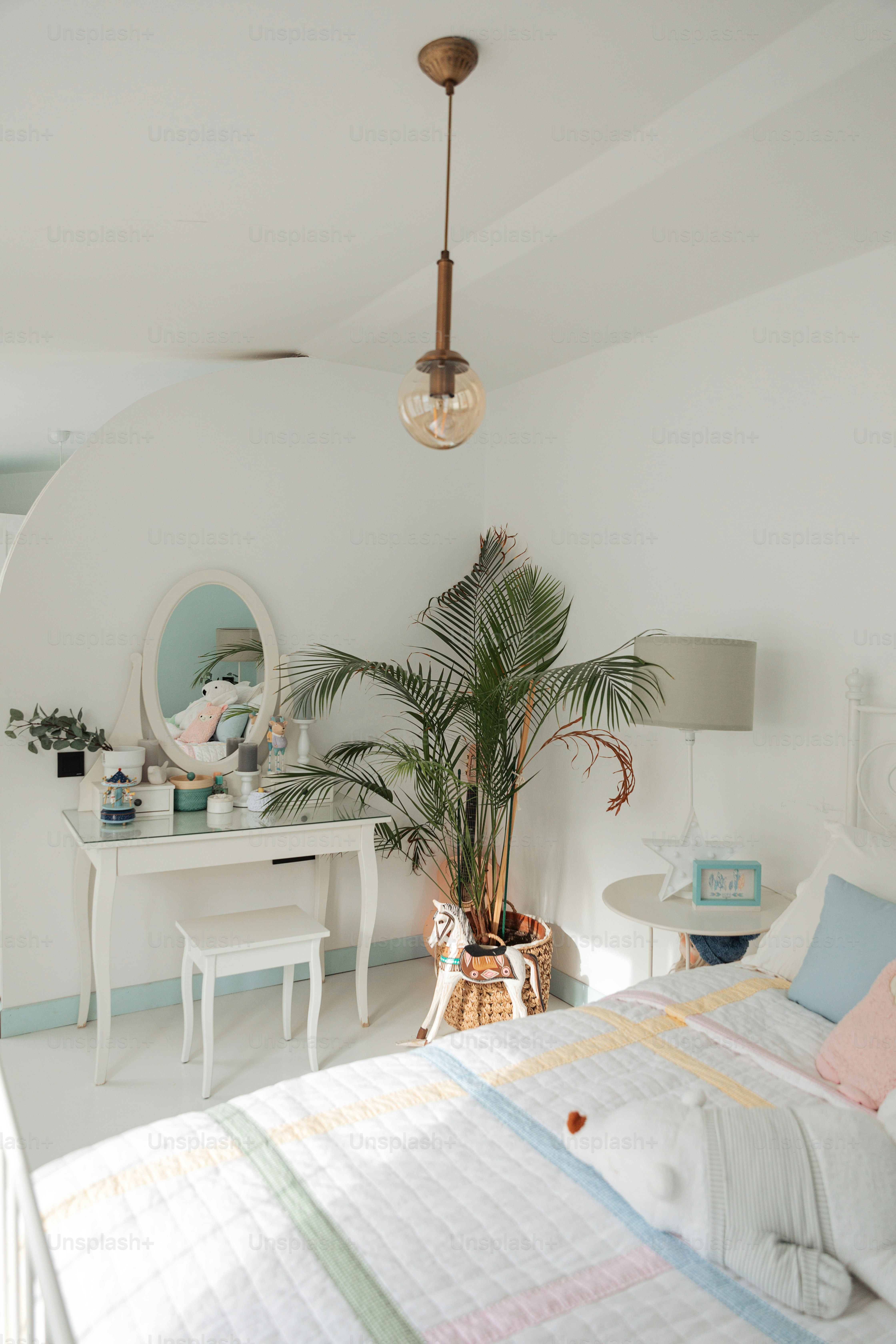 ein Schlafzimmer mit Bett, Schreibtisch und Spiegel