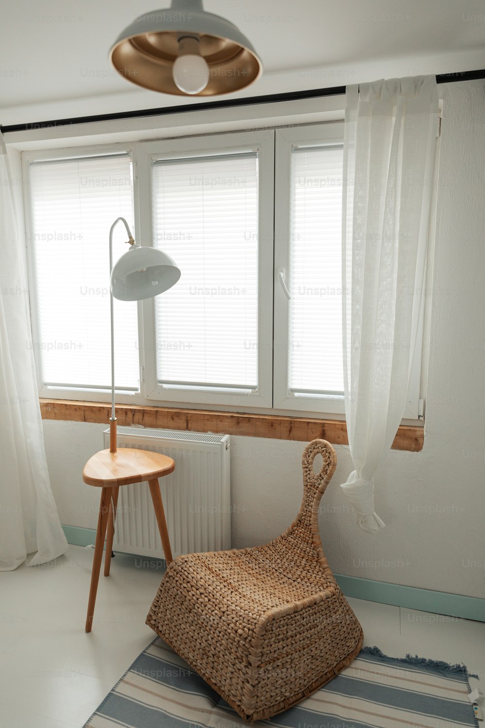 una stanza con una sedia e una lampada in esso