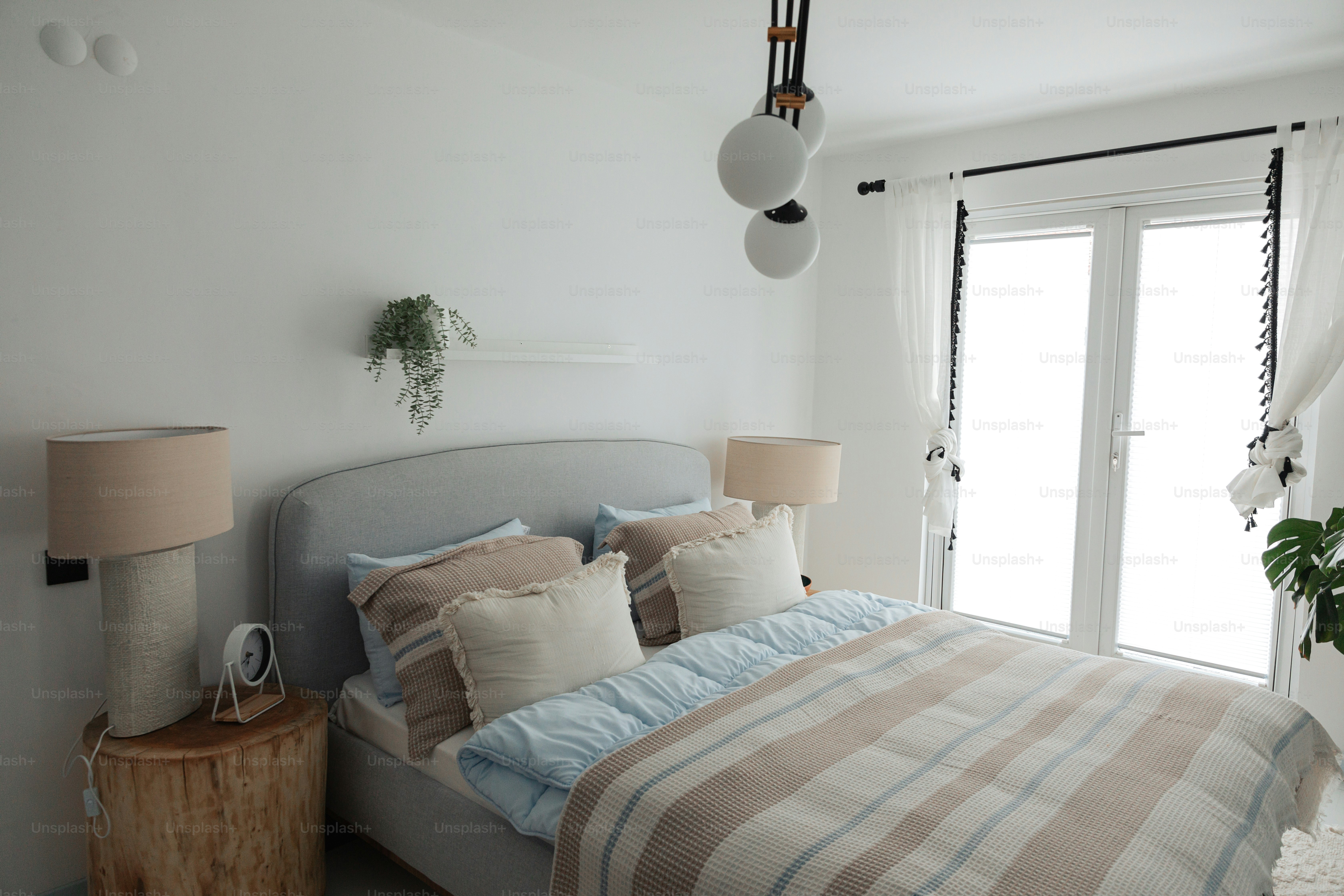 ein Schlafzimmer mit einem großen Bett und einem Fenster