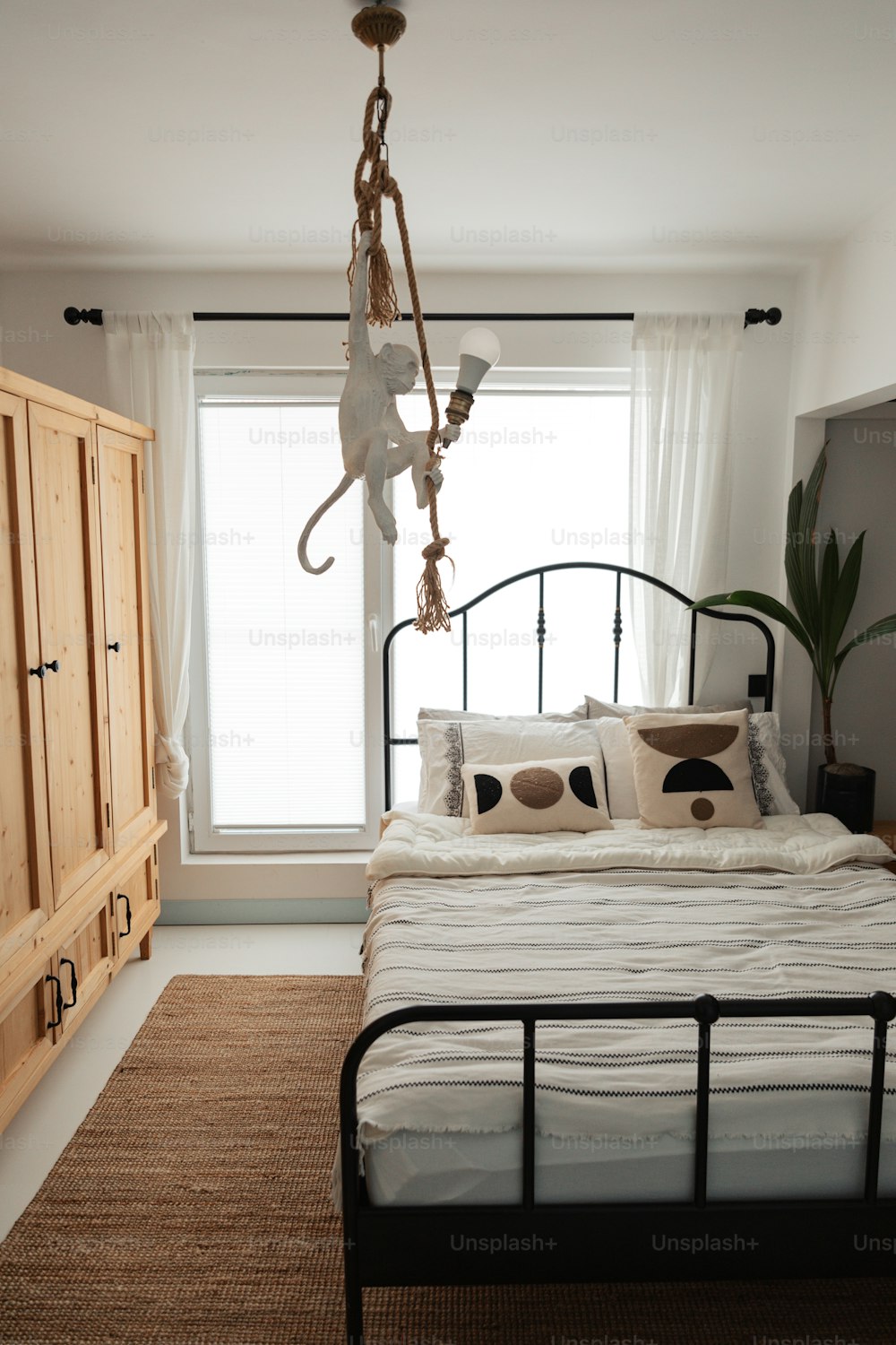um quarto com uma cama e um macaco pendurado