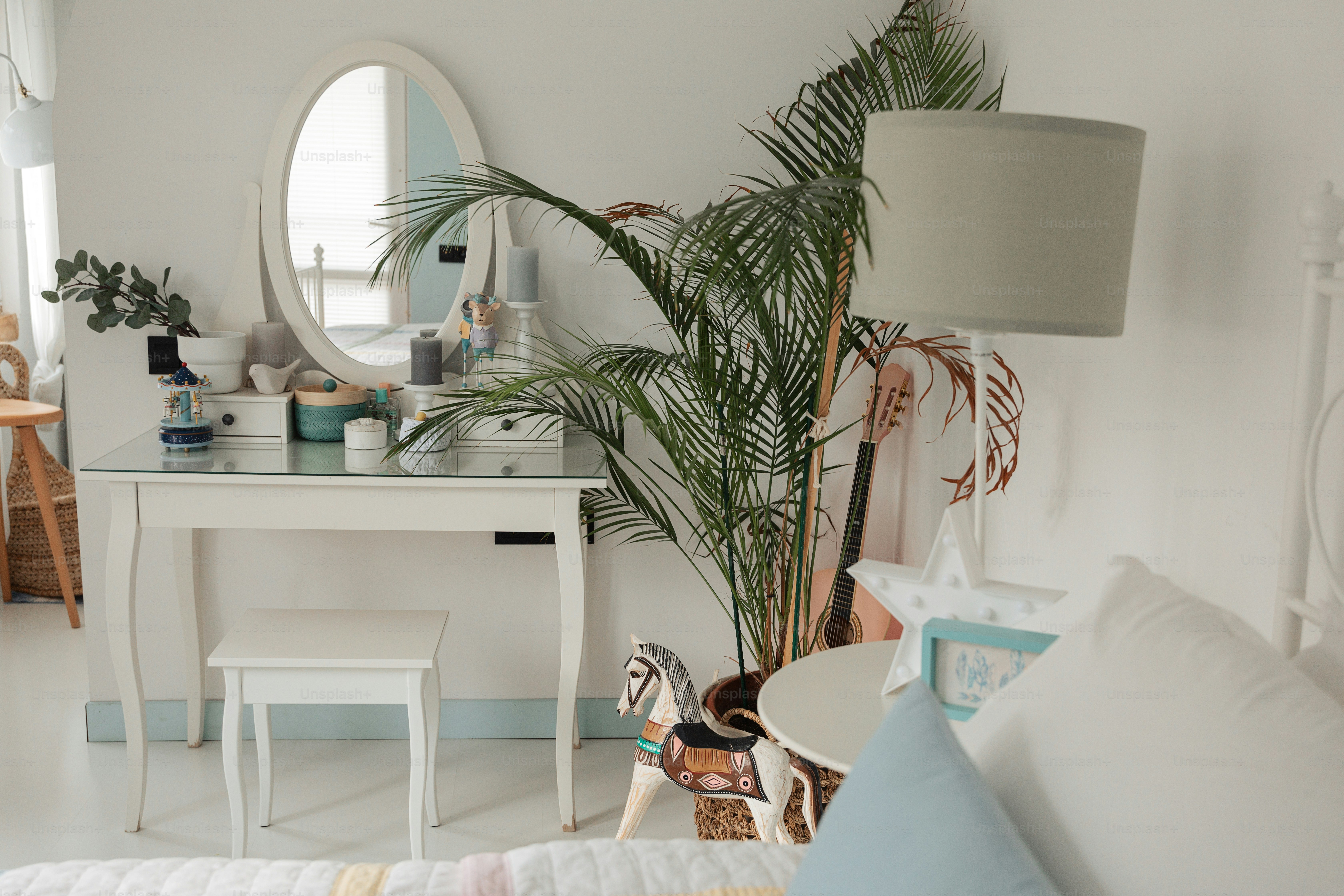 kamar tidur dengan tempat tidur dan cermin