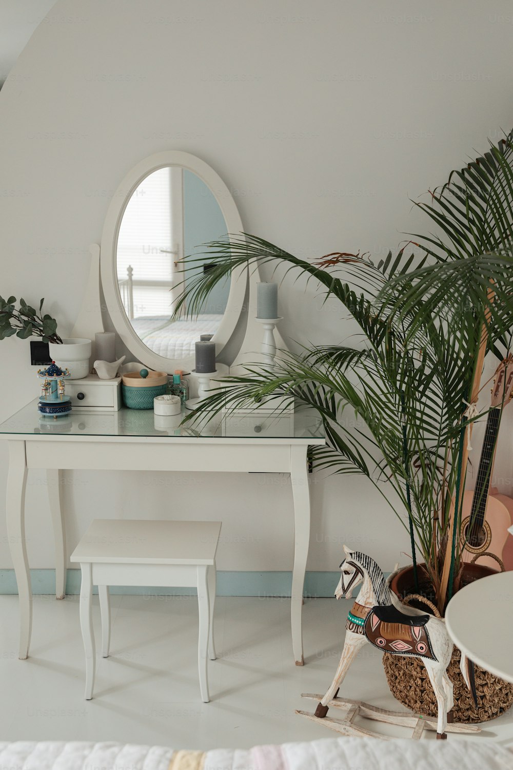 une table blanche avec un miroir et une plante
