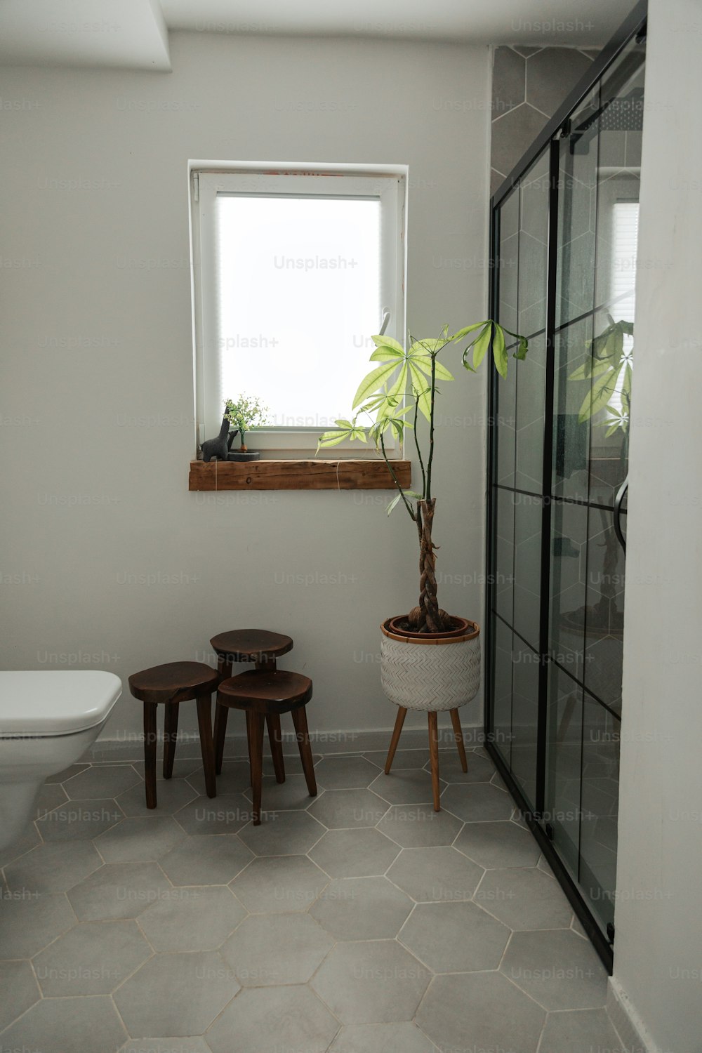 un cuarto de baño con un inodoro y una ventana