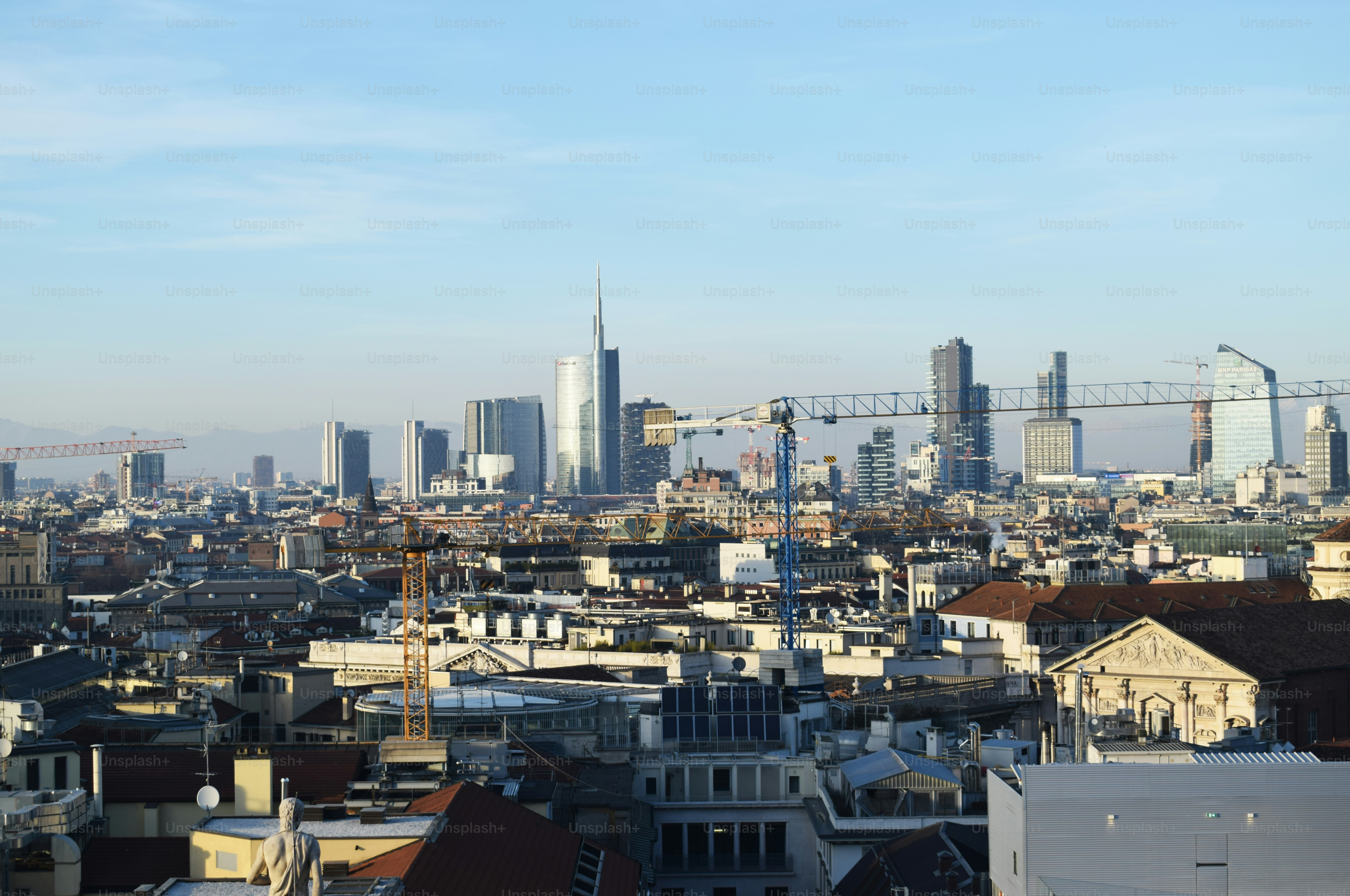 Blick auf eine Stadt von einem Hochhaus aus