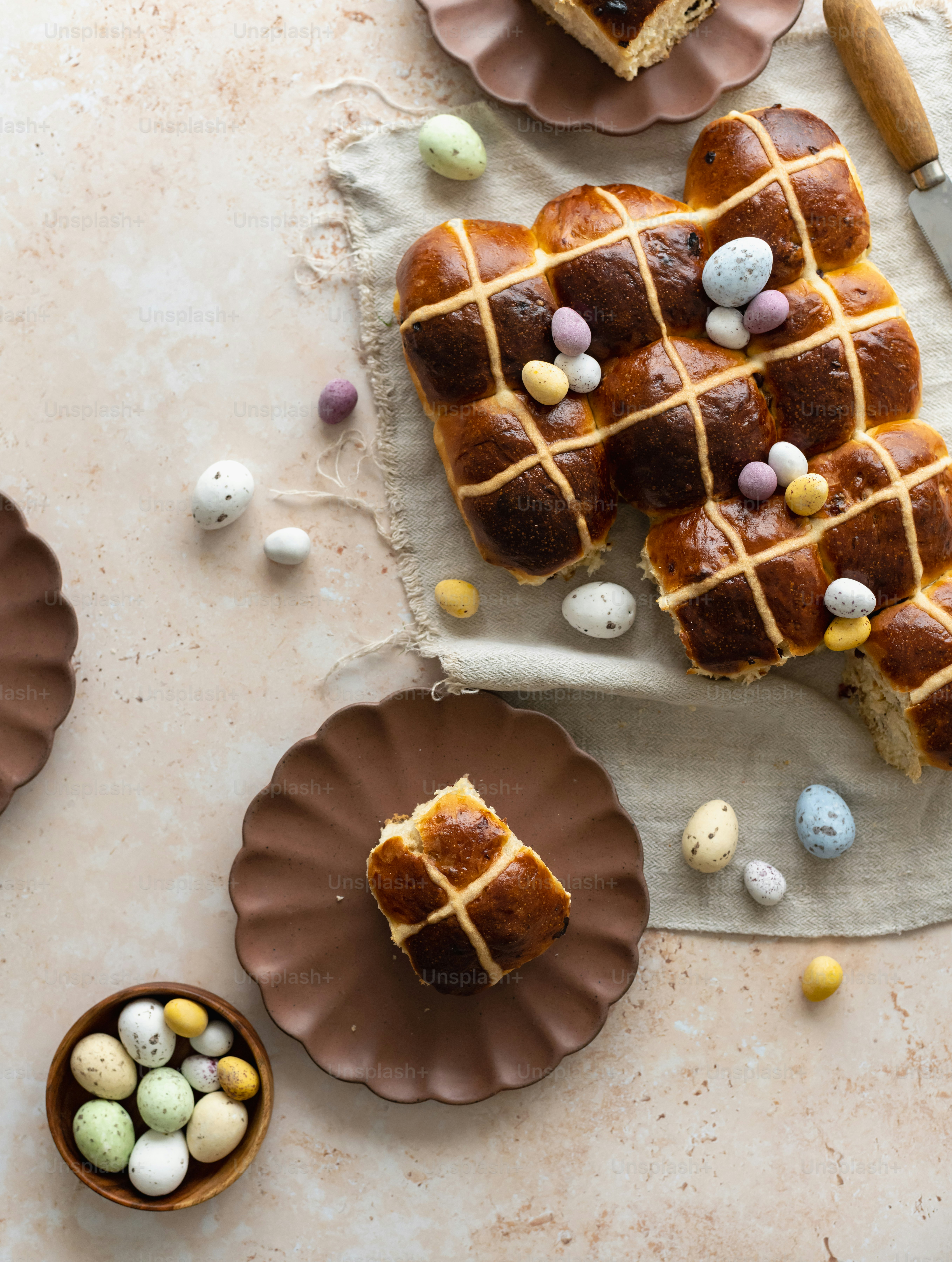 Una mesa cubierta con platos de postres y pasteles bundt