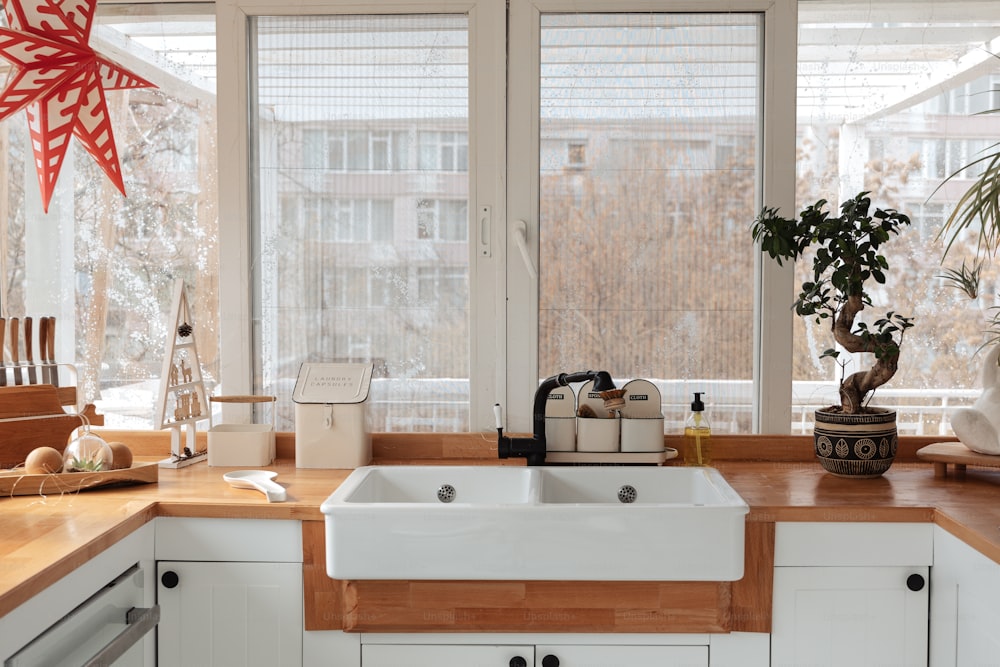 una cucina con un lavandino bianco e ripiani in legno