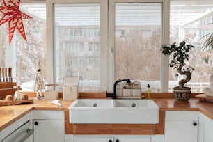 una cocina con fregadero blanco y encimeras de madera