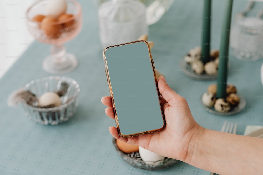 Una persona sosteniendo un teléfono inteligente en la mano