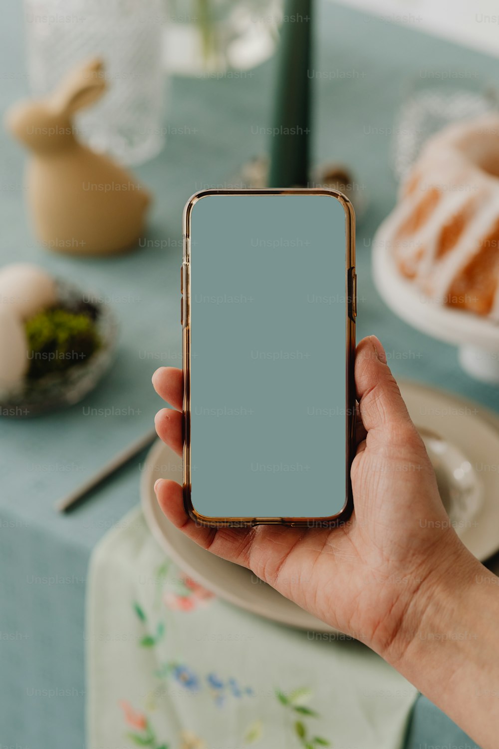 Una persona sosteniendo un teléfono inteligente en la mano