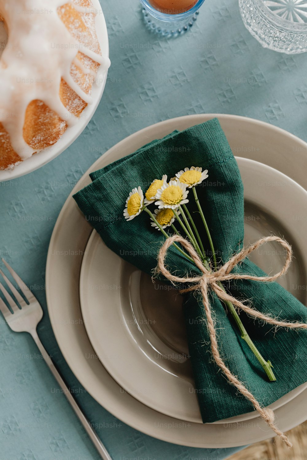 un plato con una servilleta y algunas flores