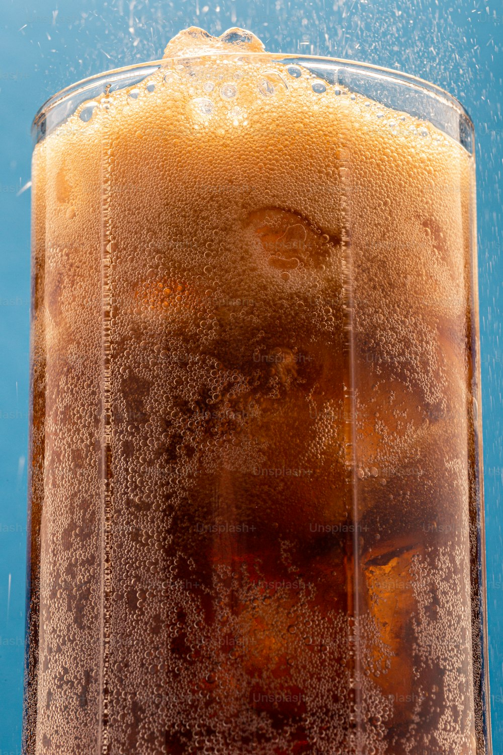 um close up de um copo de cerveja