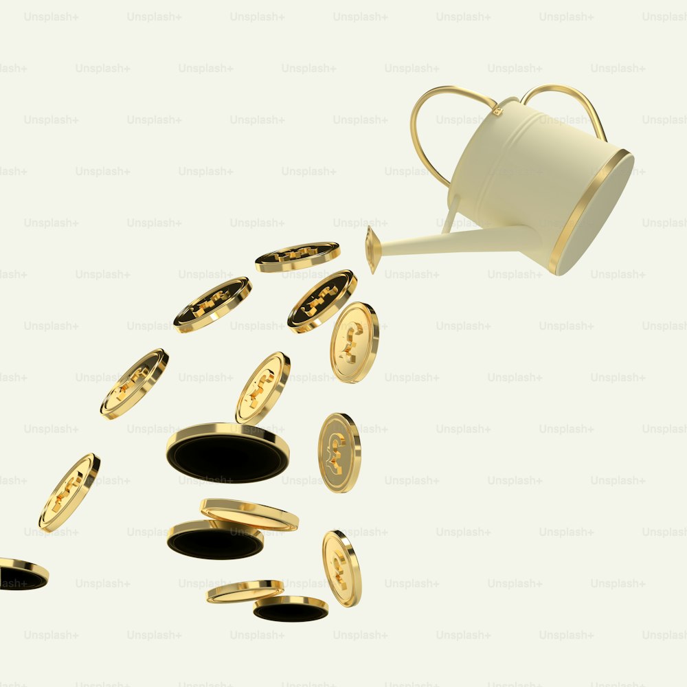 una tazza bianca che versa denaro in una pila di monete d'oro