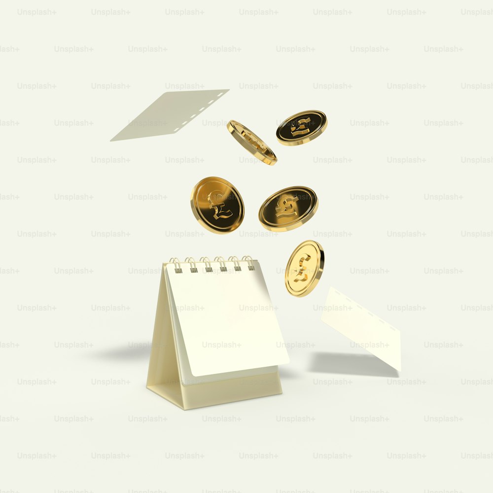 Ein Notizblock, ein Stift, Geld und eine Uhr auf einer weißen Oberfläche