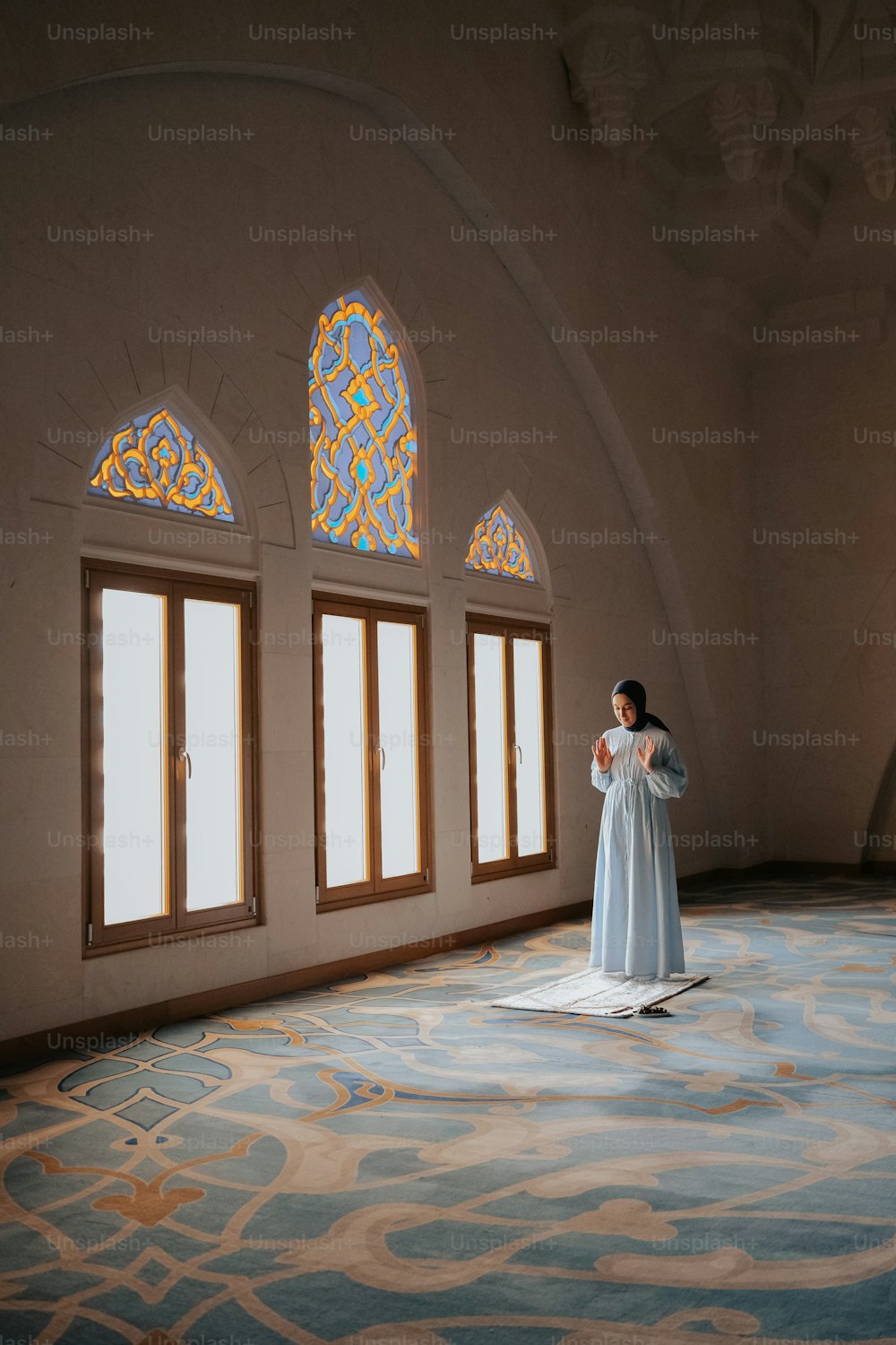 una donna in un vestito bianco in piedi in una stanza